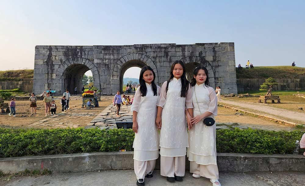 Thời điểm lý tưởng để tham quan Thành nhà Hồ là vào mùa xuân hoặc mùa thu thời tiết mát mẻ